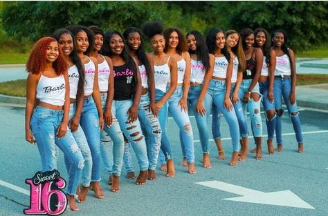 Sweet 16 Group Photoshoot, Sweet 16 Photos With Friends, Color Coordinated Outfits Friends, Birthday Photoshoot Themes, Photoshoot Ideas With Friends, 16th Birthday Photoshoot, Sweet 16 Sleepover, Squad Goals Black, Girlfriends Photoshoot