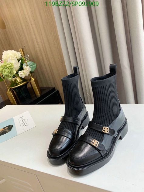 Elegant Shoes Heels, Boots 2023, Winter Flats, Balenciaga Fashion, Cowboy Outfits, Balenciaga Shoes, Women Boots, Martin Boots, Flat Boots