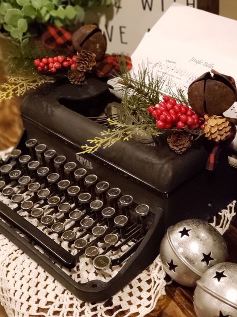 #vintagechristmas #christmasdecor #seasonaldecor #rusticstyle #rustichomeidea #vintagetypewriter Christmas Typewriter, Typewriter Ideas, Typewriter Decor, Old Typewriter, Holiday Finds, Library Room, Vintage Typewriter, Jolly Christmas, Vintage Typewriters