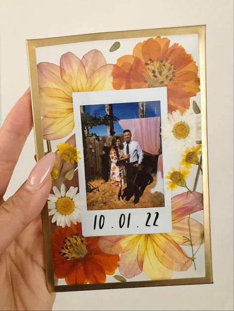 What To Do With Pictures, Flower Photo Frame Diy, Pressed Flowers Frame, Pop Up Frame, Shadow Box Gifts, Pressed Flower Frame, Flower Picture Frames, Pressed Flower Crafts, Personalised Gifts Diy