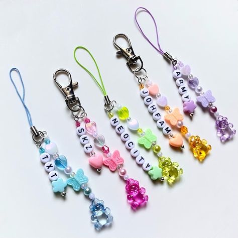 Skz Phone Charm, Beads Keychain Ideas, Pearl Phone Charm, ميدالية مفاتيح, Beaded Charms, Бисер Twin, Gelang Manik-manik, Bead Charms Diy, Pola Gelang