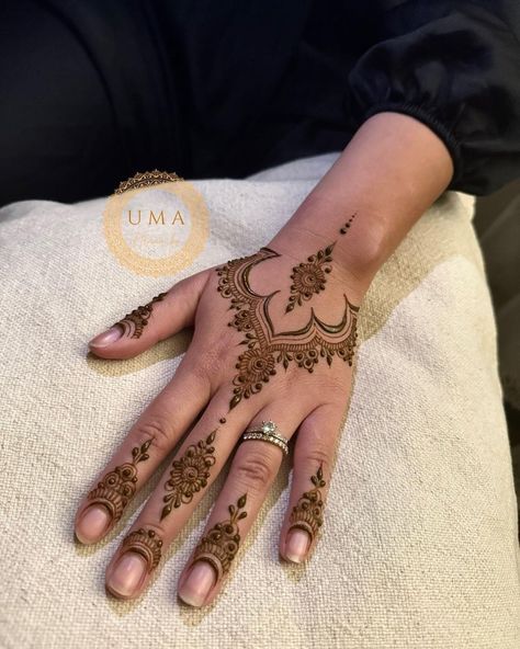 Minimalist Mehendi Designs Palm, Henna Design Palm, Persian Henna, Simple Mehendi Designs Palms Easy, Henna Palm Designs, Henna Palm, Finger Designs, Simple Henna Designs Hand, Henna Flowers