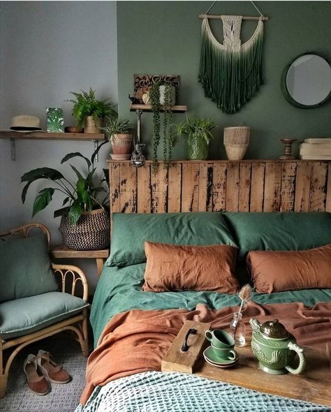 Forest green & Terracotta. Beautiful Match!!! follow me on my blog. https://blog.pianetadonna.it/anomaj/io-resto-a-casa/ Ph. Ig. Sixat21 Bohemian Bedrooms, Green Bedroom Decor, Brown Bedroom, Bohemian Bedroom Decor, Bedroom Decor Design, Redecorate Bedroom, Green Rooms, Bedroom Green, Room Inspiration Bedroom