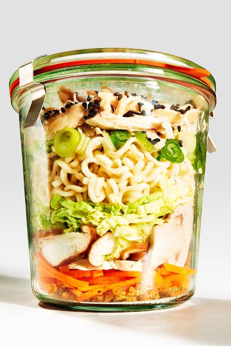 3 easy, jar lunches that are better than a salad Salad Alternatives, Mason Jar Lunch, Lunch Chicken, Cheap Lunch, Jar Meals, Jar Salads, Jar Food, Jar Recipes, Chicken Ramen