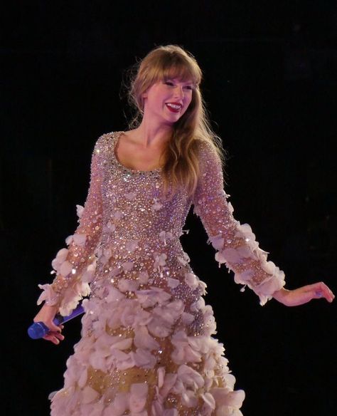 Taylor Swift Fotos, Taylor Swift Tour Outfits, Taylor Swift Speak Now, Swift Tour, Taylor Swift Cute, Estilo Taylor Swift, Swift Photo, Speak Now, Taylor Swift Album