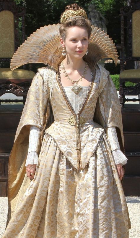 18th Century Dress Aesthetic, 1500s Dress, 1600 Dresses, 1500 Dress, Queen Outfits Royal, Queen Dress Gowns, 1600 Dress, Alexandra Dowling, Fantasy Costume Design