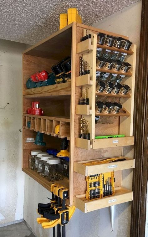 Diy Shop Storage, Arbejdsplads Garage, Workshop Organisation, Storage Design Ideas, Garage Storage Bins, Garage Organization Tips, Garage Organisation, Garage Workshop Organization, Garage Tool Storage