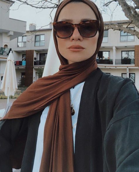 Hijab Style For Oval Face, Hijab For Oval Face, Hijabi Photography, Street Hijab, Street Hijab Fashion, Modest Fashion Hijab, Style Hijab, Hijab Girl