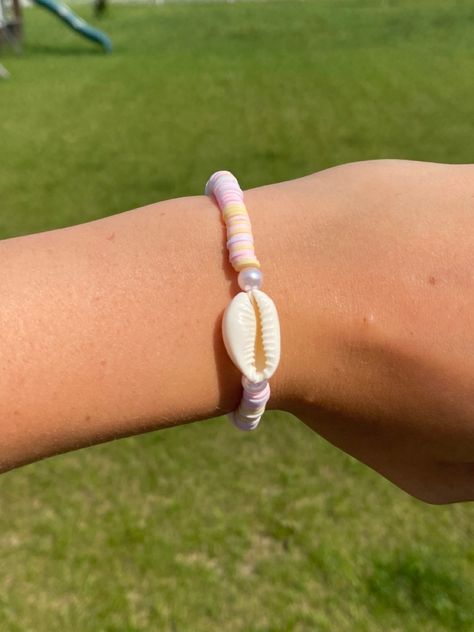 Pulseras Aesthetic, Ideas Pulseras, Handmade Jewelry Business, Seashell Bracelet, Preppy Bracelets, Diy Beaded Bracelets, Bracelet Inspo, Summer Bracelet, Beads Ideas