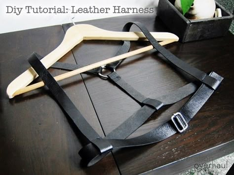 Diy Harness Belt, Steampunk Harness, Diy Harness, Harness Male, Crea Cuir, Costume Tutorial, Steampunk Diy, Cosplay Tutorial, Kleidung Diy