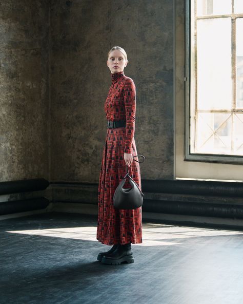 Enter the 70's as you shop our interactive lookbook of the Akris Fall 2023 collection spotlighting the timeless Anna Hobo Bag. #AkrisFall23 #Akris #AkrisAnnaHobo #Akris100Years #FW23 Online Purchase, Hobo Bag, Lookbook, Women Wear, Clothes