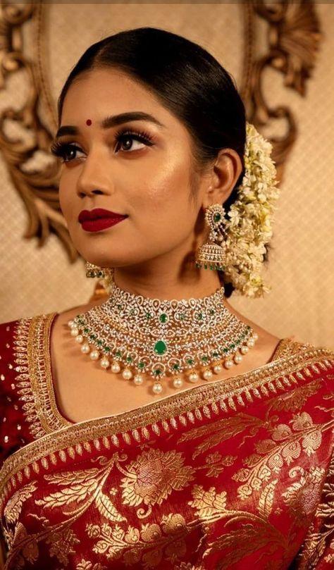 Reception Makeup Indian Bride Saree, Red Sari Makeup Look, Bridal Reception Jwellery, Simple Makeup Looks Indian Wedding, Bengali Makeup Look Simple, Simple Bengali Bridal Makeup, Indian Reception Makeup, Red Saree Makeup Look, Indian Bridal Makeup For Dark Skin