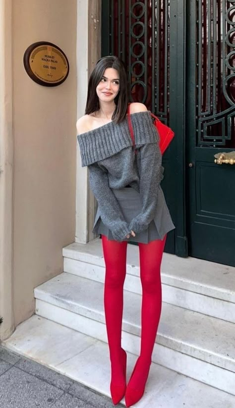 Trendy Outfits Christmas, Turning Red Outfit Ideas, Red Hair Winter Outfits, Monochromatic Outfit Red, Christmas Winter Outfits, Red Tights Outfit, Hip Outfits, Outfits Europa, Casual Dinner Outfit Summer