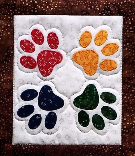 Puppy Paws Quilted Wall Hanging Pattern at Makerist - Image 2 Dog Paw Quilt Block, Corgi Quilt Pattern, Weiner Dog Quilt Pattern Free, Dog Quilts Ideas, Paw Print Quilt Block, Paw Print Quilt, Dog Applique Patterns, Dog Quilt Patterns Free, Dog Quilt Patterns