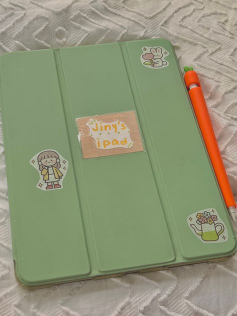 sage green iPad case with cute stickers and Apple Pencil with carrot case Green Ipad Case Aesthetic, Ipad Case Decoration Ideas, Ipad Pro Aesthetic Case, Green Ipad Aesthetic, Tablet Case Aesthetic, Ipad Aesthetic Case, Ipad Case Aesthetic, Big Ipad, Tablet Aesthetic