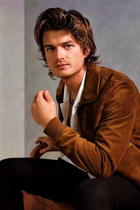 Joe Keery Age and Height 2023 Stranger Things Joe Keery, Joe Mama, Steve Harrington Stranger Things, Joe Kerry, Beautiful Joe, Stranger Things Steve, Stranger Things 4, Ideal Boyfriend, Stranger Things Aesthetic