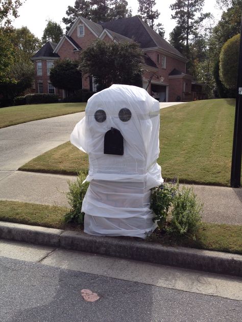 Ideas to decorate a brick mailbox for Halloween..... All dollar store items! Halloween Mailbox Decorations, Mailbox Decorations, Brick Mailbox, Diy Mailbox, Fun Halloween Games, Mailbox Decor, Halloween Lanterns, Halloween Party Invitations, Halloween Projects