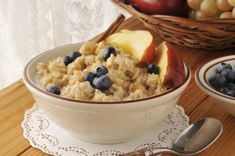 How to Cook Old-Fashioned Thick Rolled Oats | Livestrong.com Basic Oatmeal Recipe, Cooked Oats, Rolled Oats Recipe, Kidney Friendly Diet, Bad Carbohydrates, Old Fashioned Oats, Old Fashion Oats, Cinnamon Crunch, Carbohydrates Food