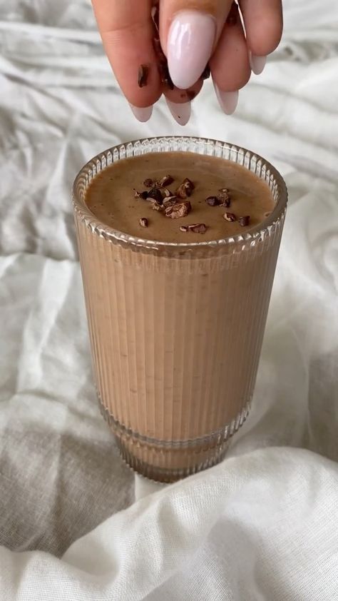 audreylillian on Instagram: Chocolate Macnut smoothie So easy, delicious and tastes like a chocolate shake!!! Here’s there recipe 🤍 Ingredients: -1 1/2 frozen… Majoon Recipe, Date Tahini, Banana Tahini, Date Shake, Smoothie Aesthetic, Mocha Frappe, Vanilla Smoothie, Chocolate Smoothie, Vegan Milk