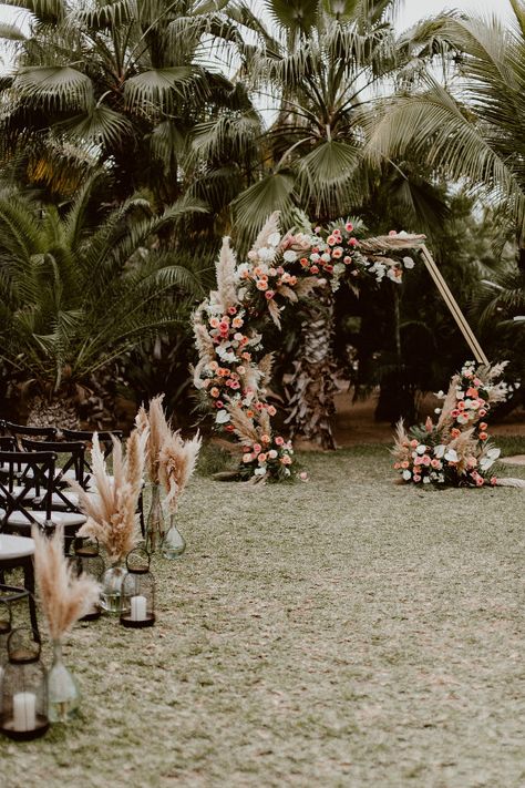 Beautiful octagon floral arch decorated with pops of pink, orange and warm pastel flowers and pampas grass. Photo: @photobyjulieta Geometric Backdrop, Arch Ideas, Wedding In Mexico, Orchard Wedding, Wedding Ceremony Arch, Bohemian Wedding Inspiration, Romantic Garden Wedding, Wedding Altars, Arch Decoration Wedding