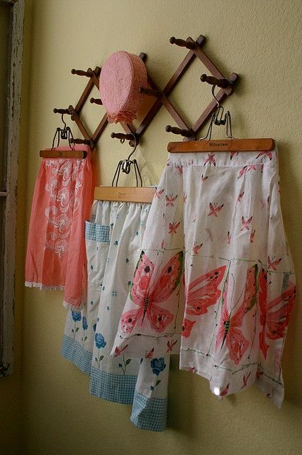 Antique Booth Ideas, Vintage Aprons, Vintage Coat Rack, Interior Vintage, Vintage Display, Diy Bar, Craft Booth, Décor Boho, Vintage Handkerchiefs