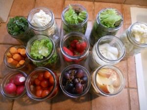 Mason Jars, the Key to Fresh Veggies from My Life as Robin's Wife.  Seal in the freshness!  #mason jars #fresh Veggie Prep And Storage, Produce Prep, Keep Produce Fresh, Mason Jar Storage, Storing Vegetables, Storing Fruit, Mason Jar Salad, Vegetable Storage, Salad In A Jar