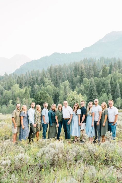 Large Family Photo Outfits, Large Family Photo Poses, Older Family Photos, Big Family Photo Shoot Ideas, Extended Family Photoshoot, Large Family Photo Shoot Ideas, Adult Family Photos, Large Family Pictures, Large Family Photo