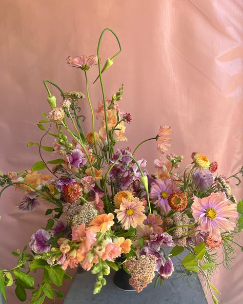 Juicy Seasonal Arrangment from the sidwalk Flowers in San Francisco Sidewalk Flowers, Color Palette Flowers, Gladiolus Arrangements, Flower Color Palette, Bright Centerpieces, Flower Combos, Centerpiece Candles, Ceremony Arch Wedding, Arch Wedding Ceremony