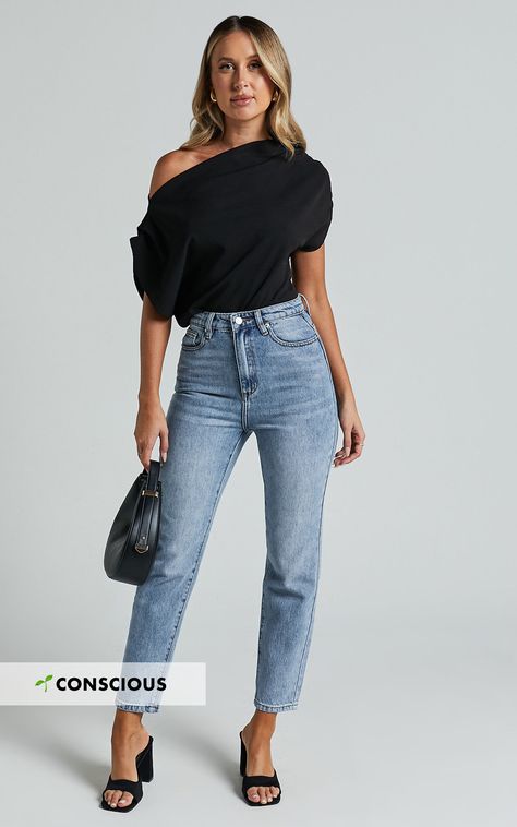 Shoes To Wear With Mom Jeans, Minimalist Jeans Outfit, Mum Outfits Mom Style, Mom Fit Jeans Outfits, Blue Mom Jeans Outfit, Preppy Jeans, Dc Outfits, Pub Outfit, Mom Jeans Outfits