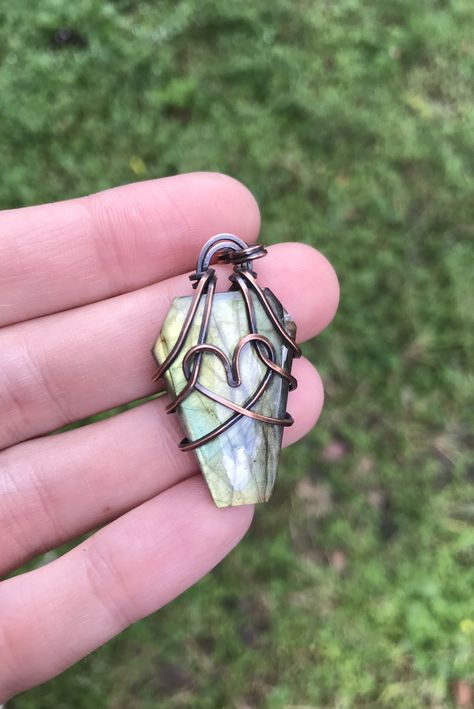 Simple wire wrap on a Coffin cabochon. Round Cabochon Wire Wrap, Halloween Wire Wrap, Cosmic Rose, Simple Wire Wrap, Coffin Jewelry, Wire Wrapped Crystal Pendant, Wire Wrap Cabochon, Wire Wrapped Jewelry Diy, Wire Jewellery