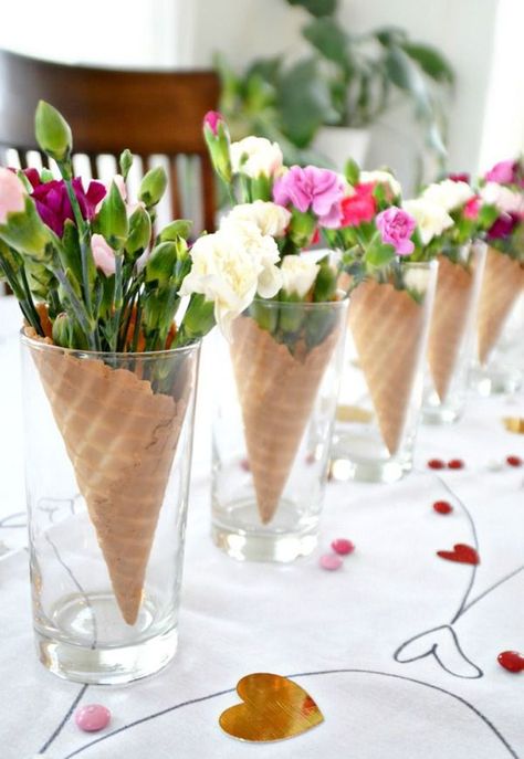 Fill glass vases with waffle cones and top those off with your most colorful bouquets of flowers. | Work With Nature | 8 Simply Sweet Party Ideas | Kate Aspen | #icecream #flowers Cheap Table Decorations, Shamrock Printable, Pinwheel Tutorial, Cheap Table, Summer Centerpieces, Tafel Decor, Spring Centerpiece, Instagram Party, Ice Cream Social