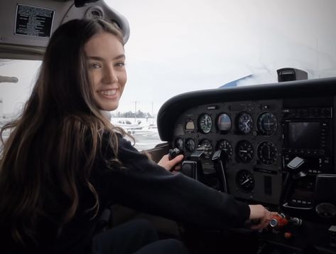 Women Pilots Aesthetic, Piolet Women Aesthetic, Pilot Aesthetic Girl, Lady Pilot Aesthetic, Pilot Inspiration, Aviation Motivation, Pilot Aesthetic, Pilot Career, Female Pilots