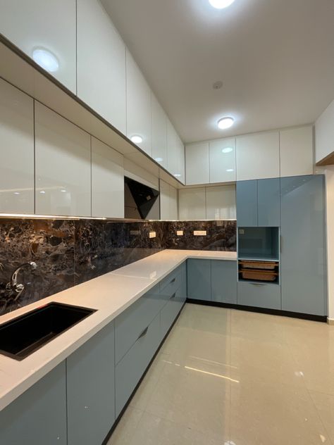 Kitchen with quartz counter, dark backslash, acrylic kitchen Acrylic Modular Kitchen Design, L Shaped Kitchen Interior, Small Kitchen Cupboards, Kitchen With Seating, L Shape Kitchen Layout, L Shape Kitchen, L Shaped Modular Kitchen, Modern Kitchen Cupboards, L Shaped Kitchen Designs