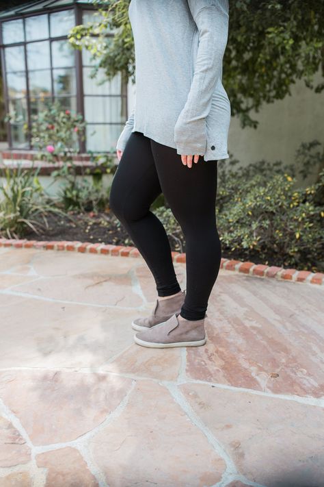 Are you looking for the best black leggings for your pear shaped body? Los Angeles Lifestyle blogger, Lipgloss & Crayons shares the best leggings she’s found. New Years Outfit Ideas, Best Black Leggings, Outfit Ideas Dressy, Pear Body Shape, Everyday Casual Outfits, New Years Outfit, Effortlessly Chic Outfits, Fashion And Beauty Tips, Leggings Outfit