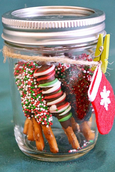 Packaging Pretzel Rods, Christmas Candy Jar Gifts, Easy Diy Stocking Stuffers, Decorated Pretzels, Christmas Pretzel, Holiday Pretzels, Jar Decoration, Diy Teacher Christmas Gifts, Mini Pretzels