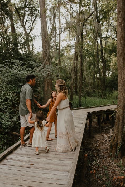 Family Pictures With Pine Trees, Forest Family Photoshoot Summer, Moody Fall Family Photoshoot, Family Pictures In The Woods, Family Photoshoot In The Woods, Family Photos In Forest, Family Photo Forest, Forest Family Photoshoot Outfits, Family Photoshoot Woods