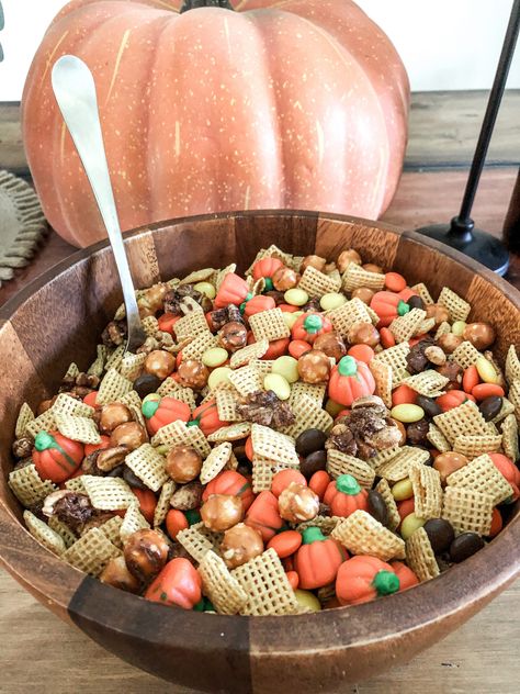 Pumpkin Spice Snack Mix Pumpkin Spice Latte Crockpot, Pumpkin Spice Chex Mix Recipe, Cheerios Snack Mix, Pumpkin Spice Snack Mix, Pumpkin Spice Cheerios, Pumpkin Spice Snack, Cheerios Snacks, Chex Snack Mix, Sweet Chex Mix