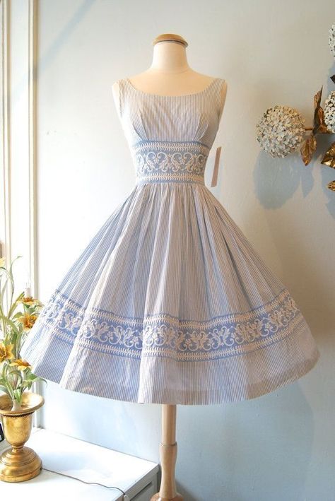 beautiful blue dress great for bridesmaids dress Vintage Dresses 50s, Retro Mode, Romantic Dress, 50s Dresses, 1950s Dress, 50s Fashion, Mode Vintage, Mode Inspiration, Looks Vintage