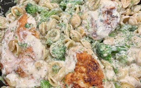 Olive Garden's Herb Garlic Chicken Con Broccoli Recipe - Recipezazz.com Chicken Broccoli Alfredo Olive Garden, Chicken Con Broccoli Olive Garden, Olive Garden Breaded Chicken, Garlic Herb Chicken Con Broccoli, Cavatelli And Broccoli Chicken, Orange Ginger Chicken, Honey Garlic Chicken Wings, Garlic Herb Chicken, Garlic Chicken Wings