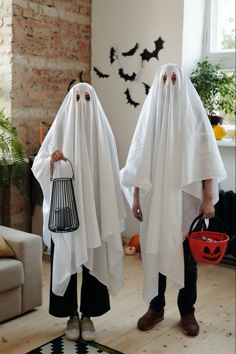 Cute couple posing as creepy happy ghosts for Halloween spooky season wearing white sheets or blankets with holes for eyes Easy Ghost Costume, Original Costume Ideas, Neighborhood Halloween, Costumes Faciles, Black And White Costume, White Halloween Costumes, Halloween Costumes To Make, Halloween Parejas, Black Halloween Dress