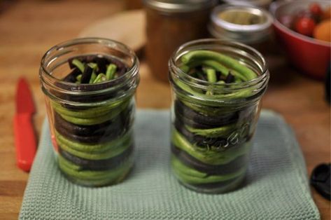 Pickled Long Beans - spiral them in the jar! Long Beans Recipe, Chinese Long Beans, Asian Green Beans, Pickle Recipes Homemade, Dilly Beans, Long Beans, In A Pickle, Cantonese Food, Jar Recipes