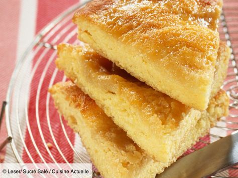 Recette Galette frangipane facile. Ingrédients (6 personnes) : 2 rouleaux de pâte feuilletée pur beurre, 130 g de poudre d'amande, 120 g de sucre glace... - Découvrez toutes nos idées de repas et recettes sur Cuisine Actuelle Vegan Bakewell Tart, Pastry Cake Recipes, Almond Tart Recipe, Best Rhubarb Recipes, Galette Frangipane, Orange And Almond Cake, French Apple Cake, Coconut Tart, Almond Pastry