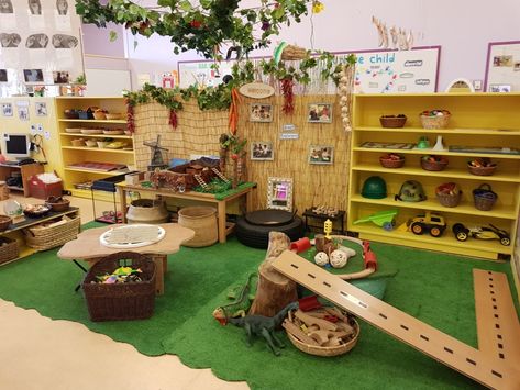 Reggio Inspired classroom. Small World and Construction Area. Preschool Room Layout, Preschool Classroom Setup, Reggio Emilia Classroom, Reception Classroom, Reggio Inspired Classrooms, Preschool Decor, Eyfs Classroom, Reggio Classroom, Preschool Rooms