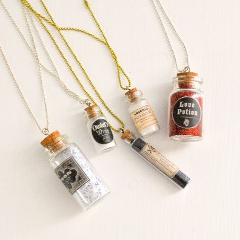 Diy mini potion bottles Mini Apothecary, Halloween Jewelry Diy, Mini Bottle, Halloween Necklace, Miniature Bottles, Bottle Jewelry, Bottle Charms, Bottle Necklace, Potion Bottle