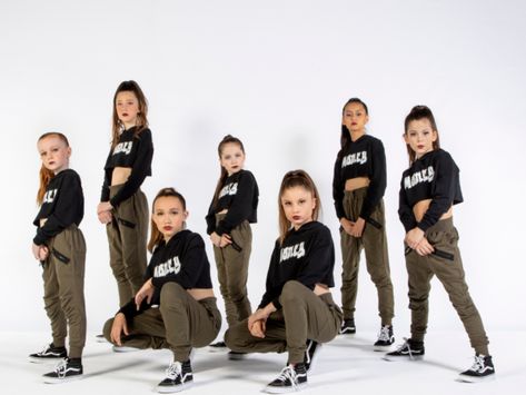 Group Dance Poses Hip Hop, Hip Hop Poses For Pictures, Dance Ending Poses Group, Hiphop Dance Poses For Pictures, Dance Class Photography, Dance Studio Pictures Photo Shoot, Dance Recital Picture Poses, Hip Hop Picture Poses, Dance Group Picture Poses