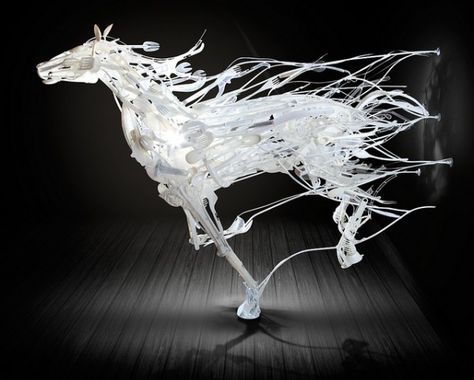 Japanese-born artist Sayaka Ganz creates sculptures out of discarded plastics found in thrift stores and converts these unwanted materials into life-like horses in mid-gallop. Arte Peculiar, Arts Gallery, Trash Art, Plastic Art, 3d Modelle, Horse Sculpture, Equine Art, Recycled Art, Sculpture Installation