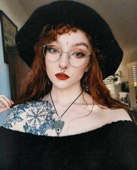 Fall Witch Makeup, Cottagecore Witch Makeup, Soft Witch Makeup, Simple Witchy Makeup, Light Witch Makeup, Witch Makeup With Glasses, Witchy Glasses, Witch Aesthetic Makeup, Witch With Glasses