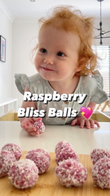 Raspberry Bliss Balls Blw, Raspberry Balls, Vegan Baby Led Weaning, Raspberry Bliss Balls, Healthy Baby Snacks, Homemade Baby Snacks, Baby Led Weaning Breakfast, Baby Led Weaning First Foods, Snack Balls