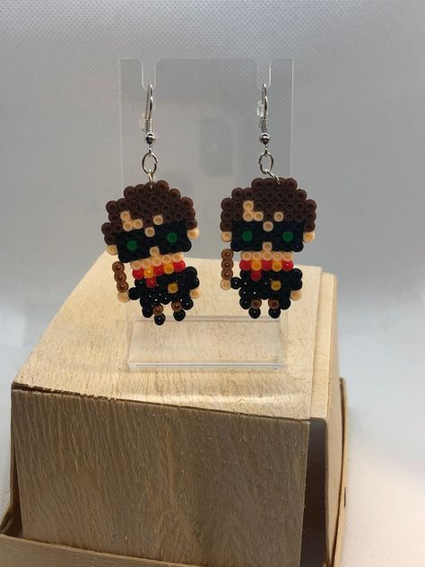 The boy who lived..in perler beads! Peeler Beads Harry Potter, Harry Potter Perler Bead Earrings, Small Harry Potter Perler Beads, Hp Perler Beads, Halloween Perler Beads Earrings, Perler Earrings, Harry Potter Earrings, Wizard School, Perler Beads