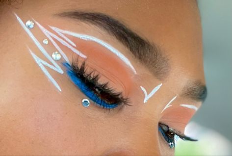 Ashoka Makeup Ideas, Ahsoka Eye Makeup, Star Wars Inspired Makeup Eye, Starwars Makeup Ideas Simple, Ahsoka Tano Inspired Makeup, Starwars Makeup Looks, Ahsoka Face Markings, Star Wars Themed Makeup, Ahsoka Bounding